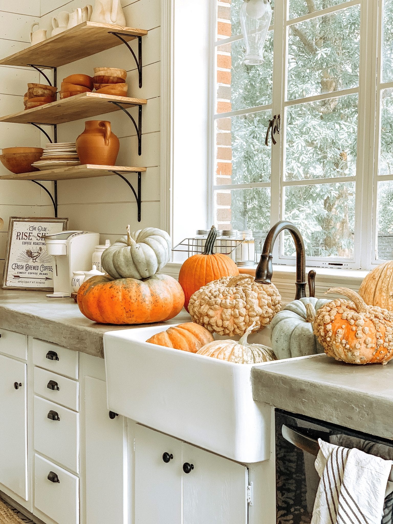 Our House Decorating the Seasonal Table Charlottes Happy Home Nov 20 shelving 1