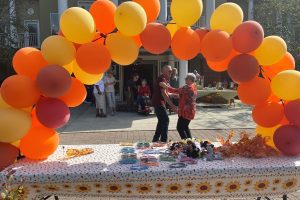 Senior Scene Brookdale Fall Festival Baloon Pic