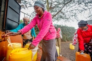 Women collecting water from a Vapor well