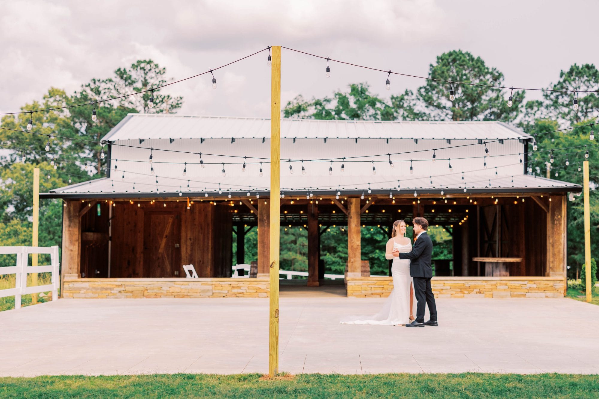 FoxHaven barn with dancing couple